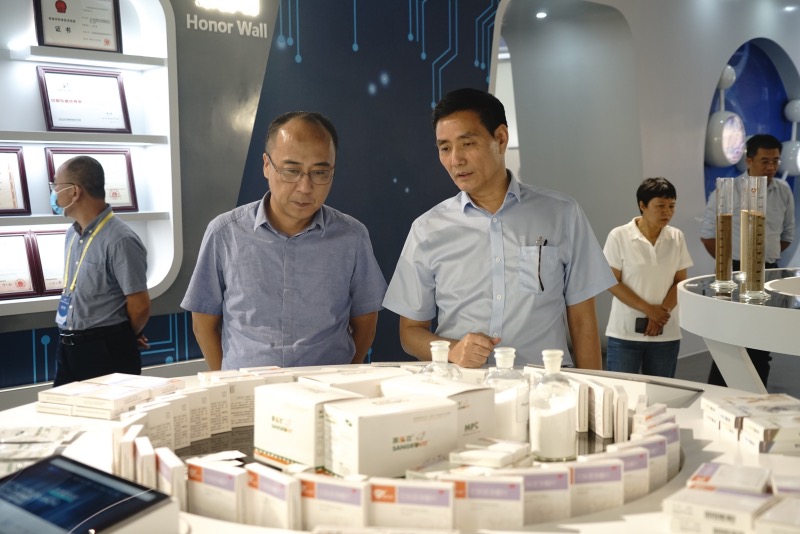 1627820219462173.jpg 耿院長參觀展廳.jpg