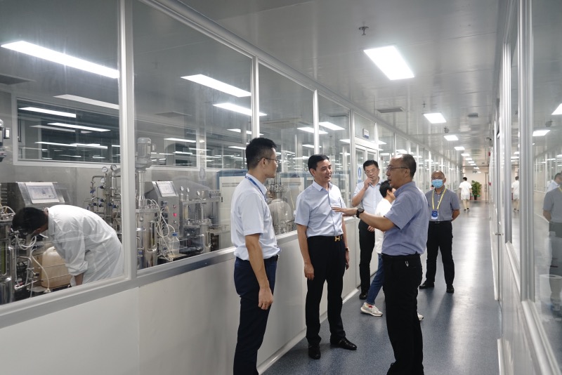 1627820229367909.jpg 耿院長參觀研發(fā)中心.jpg